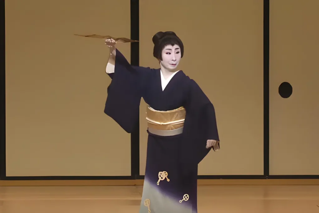 Actriz bailando la danza tradicional japonesa Buyo