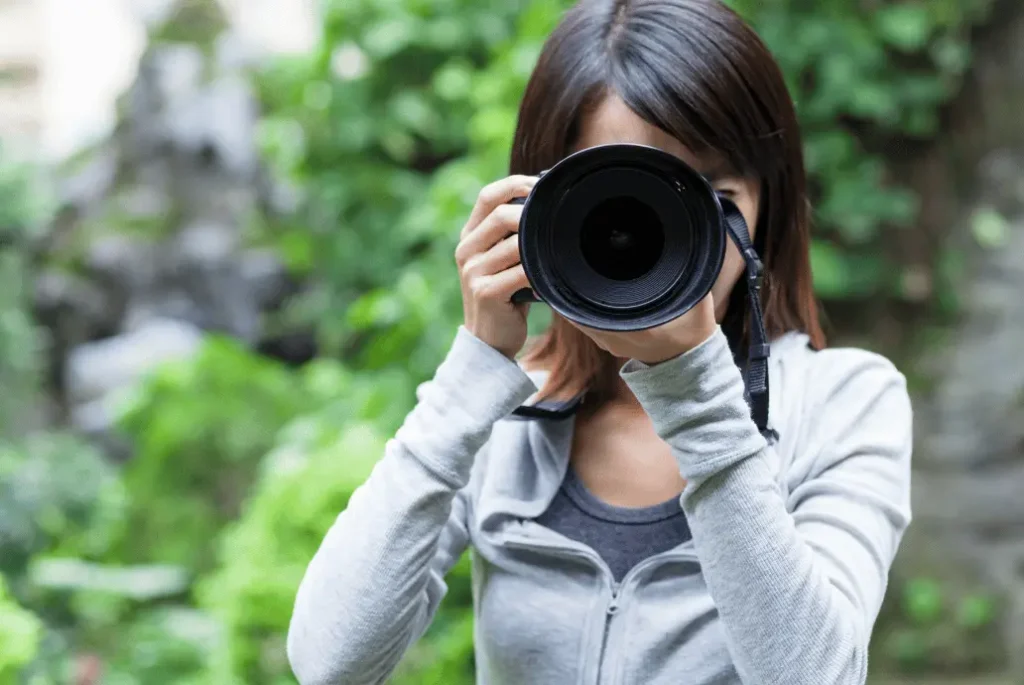 Chica realizando una foto con una cámara de fotos japonesa