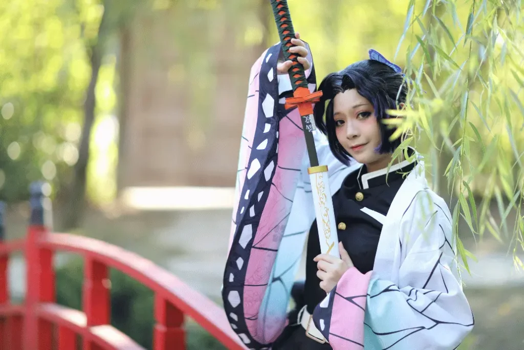 Chica haciendo un Cosplay de Shinobu del Anime de Kimetsu no Yaiba