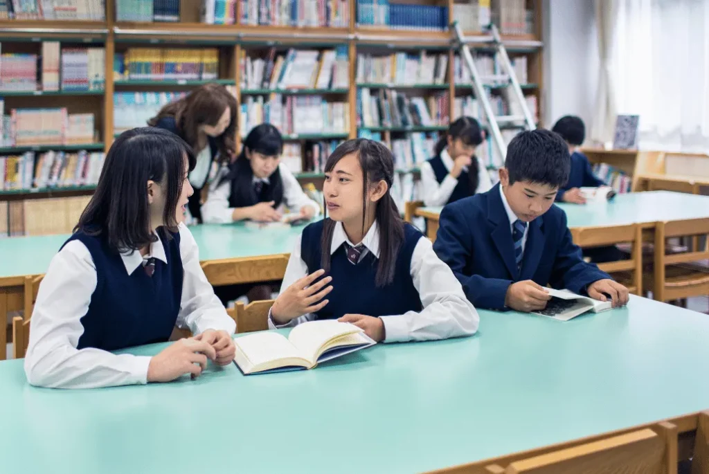 Imagen de estudiantes japoneses estudiando en una libreria
