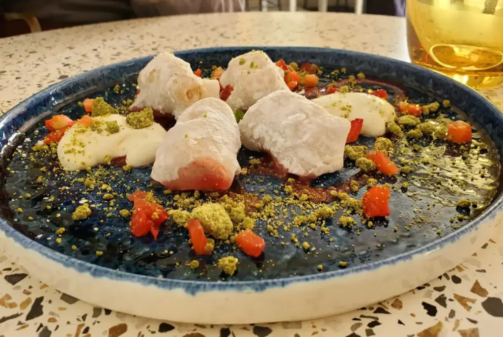 Imagen de tarta de queso con mochi origina del mejor restaurante en la ciudad de Málaga