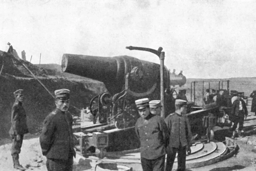 Obuses del Ejército Japonés en la Guerra Ruso-Japonesa, destacando su histórica capacidad militar.