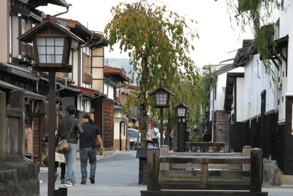 Imagen caminando por las calles de Hida Furukawa pueblo que inspiro las localizaciones de Kimi no Na wa o Your Name