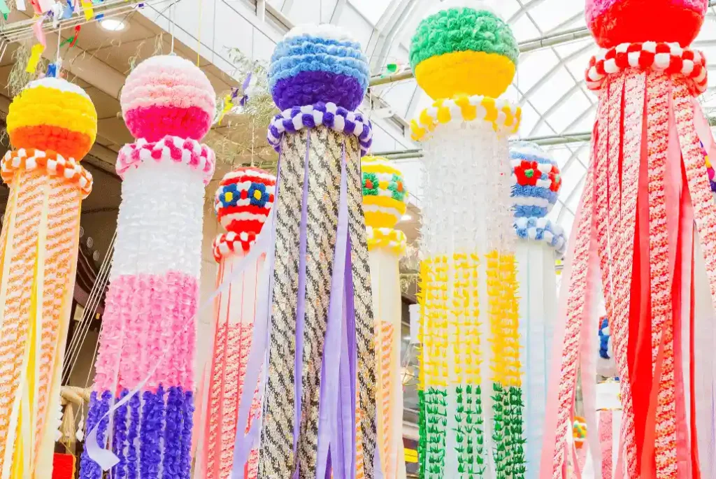 Adornos de papel del festival Tanabata decorando una calle de Japón