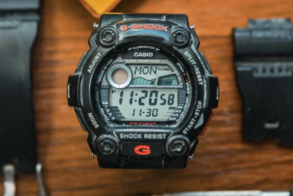 Vitrina con varios modelos de relojes Casio G-Shock en una tienda de Japón