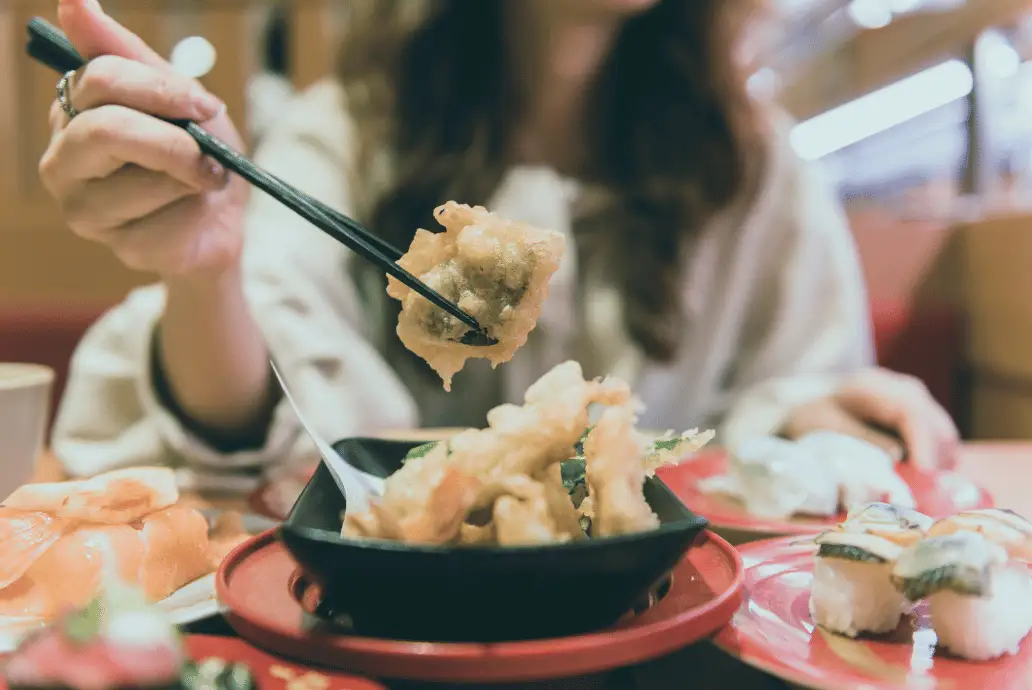 Japonesa comiendo tempura