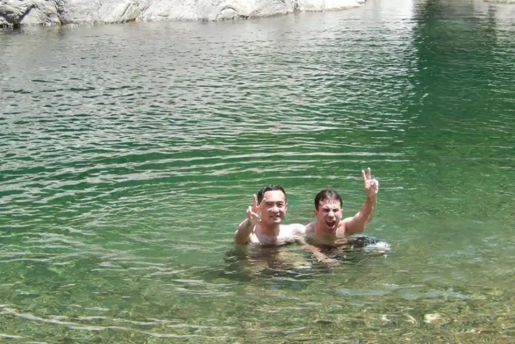 Nadando en un río japonés mientras esperamos la carne de la barbacoa