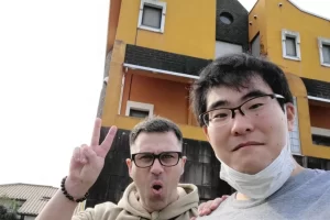 Con mi amigo Keita en la casa de Akira Toriyama, creador de Dragon Ball, en Nagoya