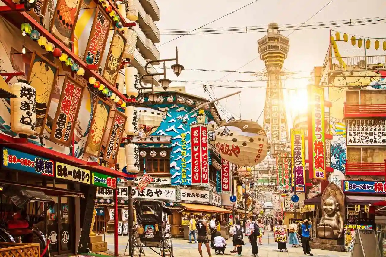 Barrio de Shinsekai junto a la Torre Tsutentaku en la Ciudad de Osaka en Japón