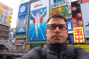 Paseando por la Avenida Dotonbori en la ciudad de Osaka