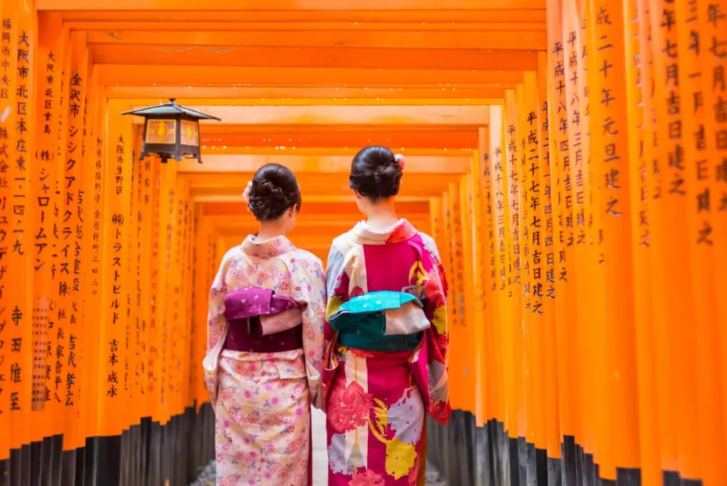 Calle comercial concurrida en Japón con viajeros y locales caminando entre tiendas