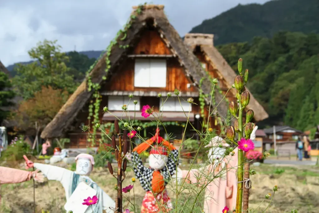 Aldea de Shirakawago en los alpes japoneses: espantapajaros en Shirakawago
