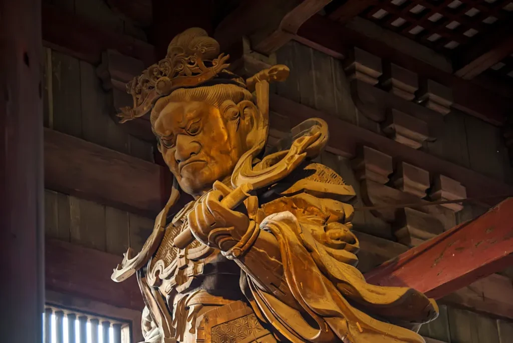 Gran estatua de Buda en el interior del Templo Todai-ji de Nara