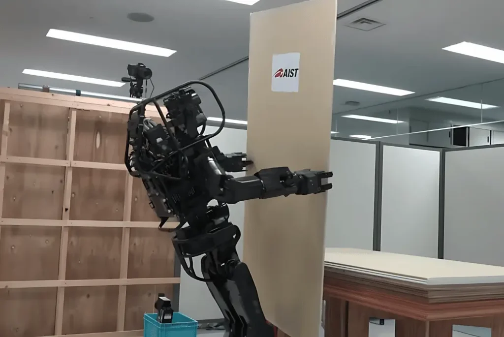 Robot japonés HRP-5P trabajando