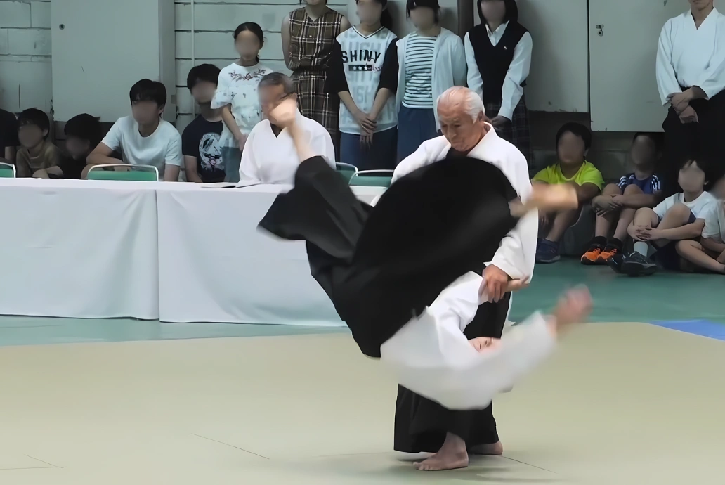 Maestro de Aikido Isoyama Hiroshi realizando una demostración en Japón