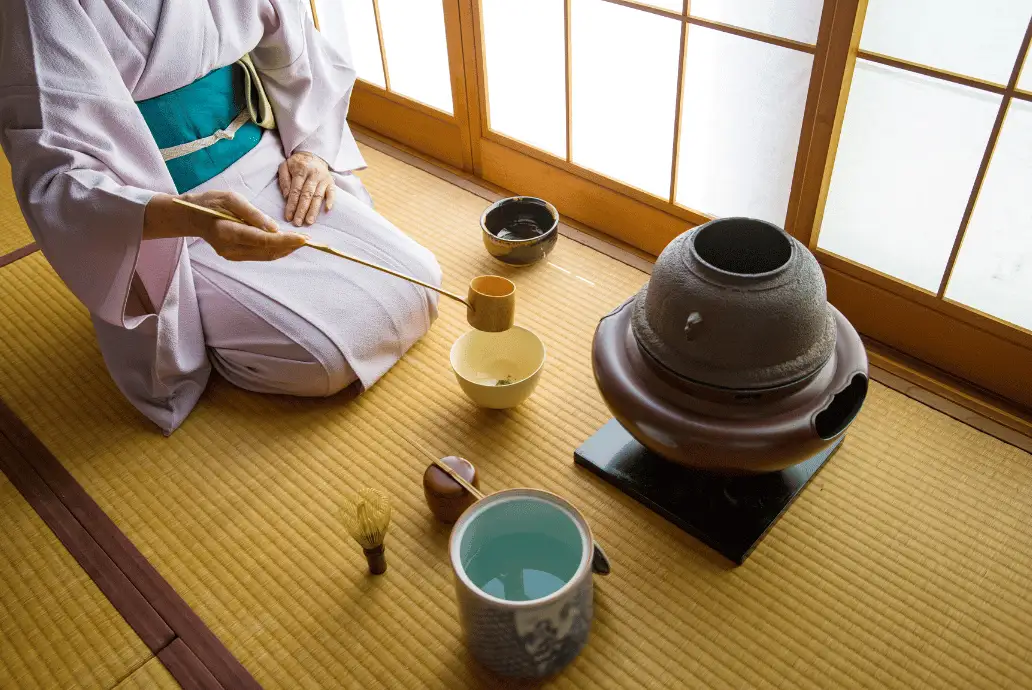 Imagen de japonesa preparando una ceremonia del té con su juego de Té japonés