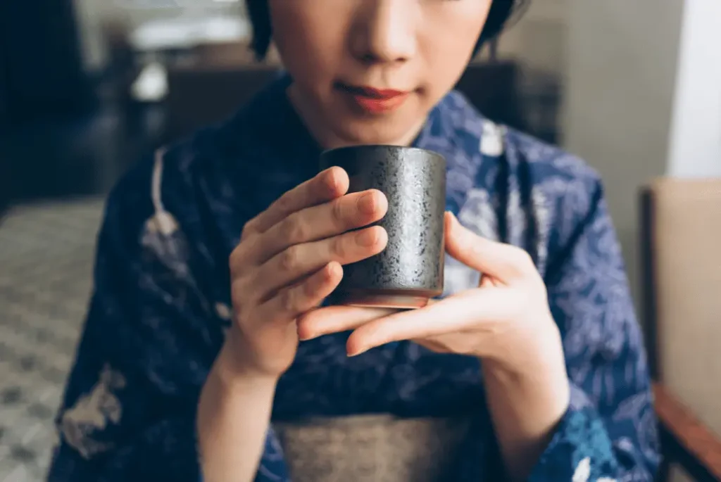 Imagen de japonés disfrutando de un té japonés en su taza de té japonesa