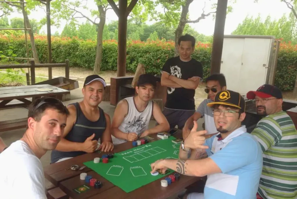 Jugando al poker después de una buena barbacoa japonesa