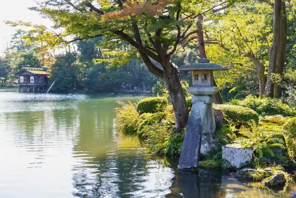 El jardín Kenrokuen de Kanazawa con su famosa linterna de piedra junto al estanque
