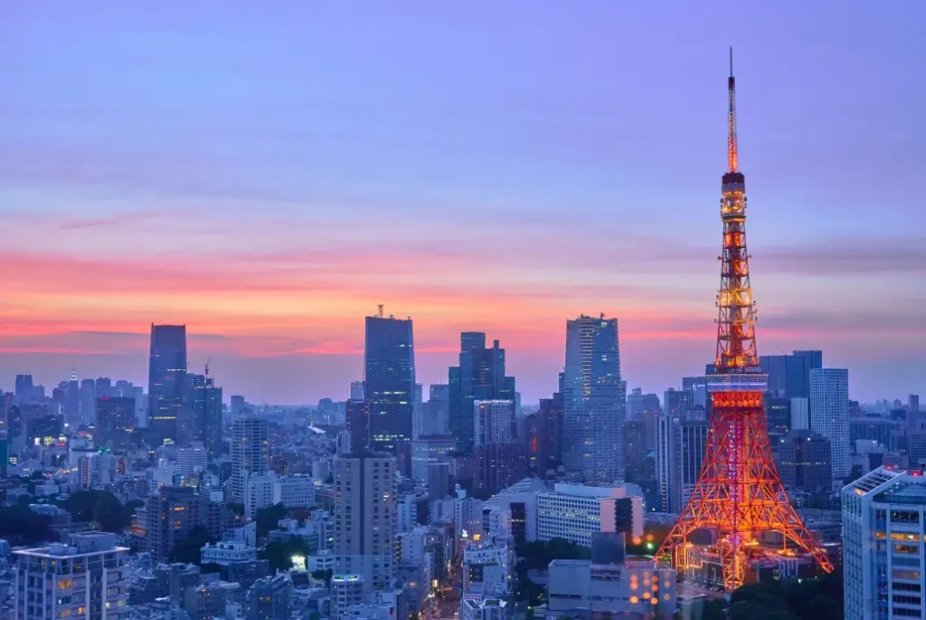 La Torre de Tokio iluminada al atardecer sobre el horizonte de la ciudad