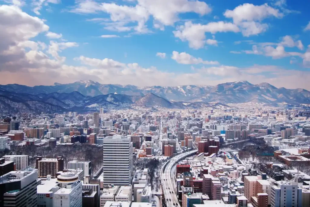 Vista urbana de Sapporo, en Hokkaido, con montañas al fondo