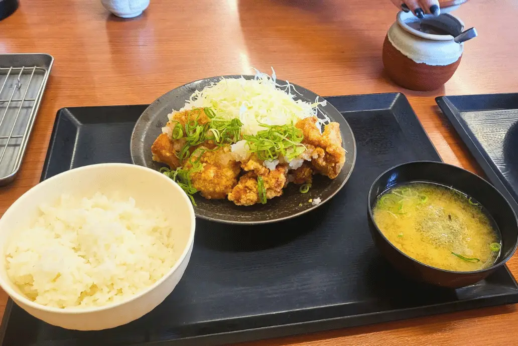 Menú de karaage japonés en el Restaurante de Komaki en la ciudad de Nagoya