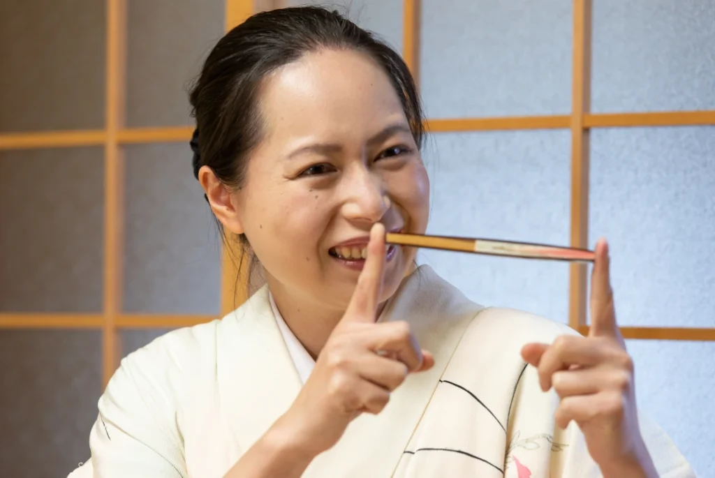 Usar los palillos con respeto en la mesa japonesa