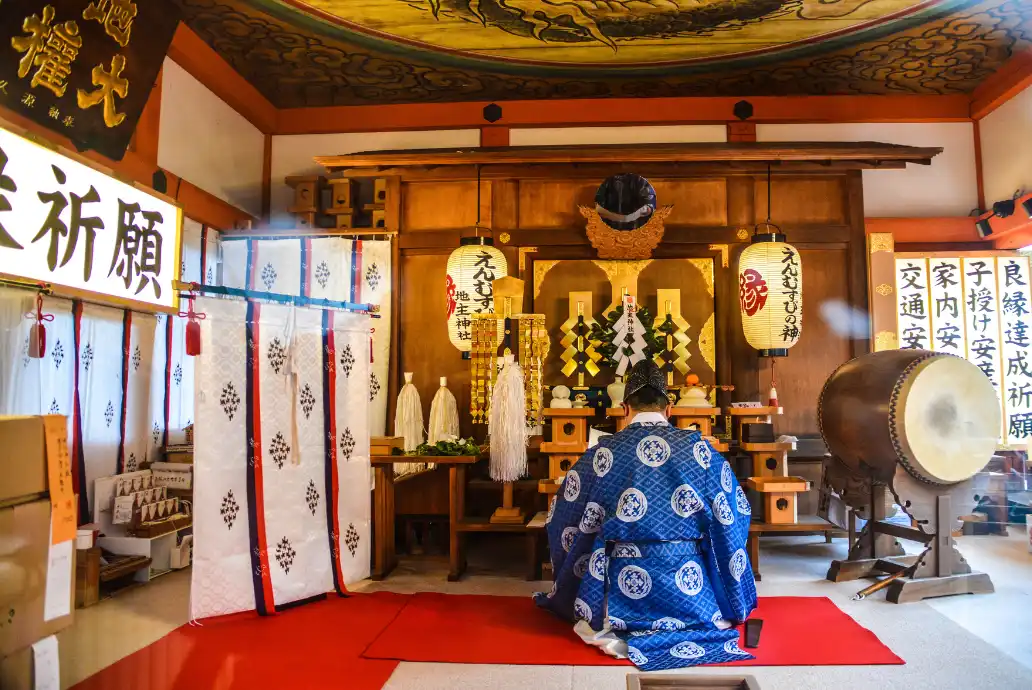Rezando en un templo japonés
