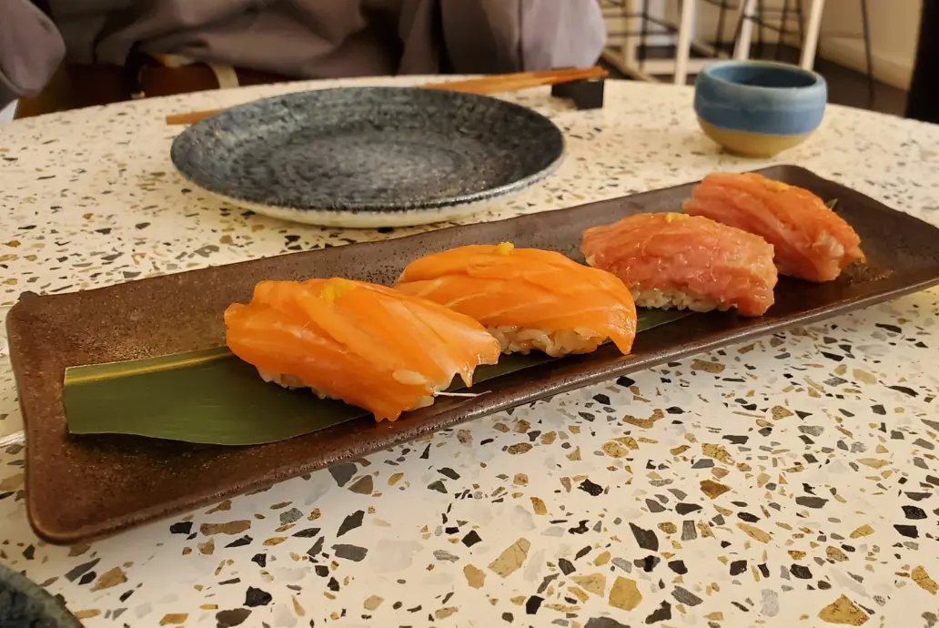 Imagen con nigiri de salmón y nigiri de toro en el mejor restaurante de Sushi de Málaga