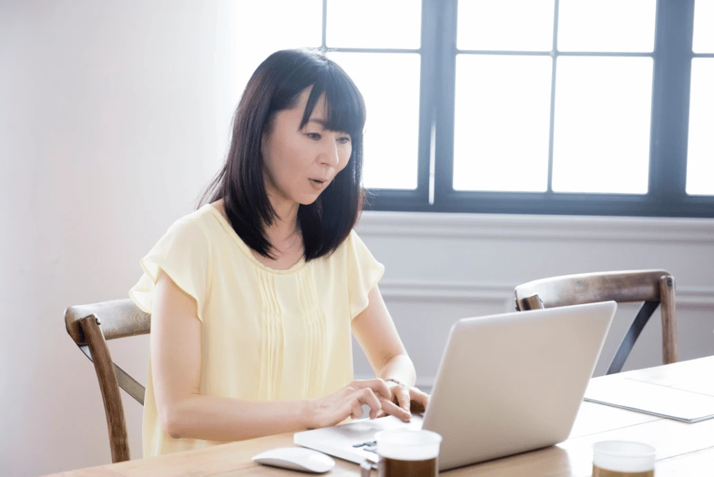 Nómada Digital trabajando en Japón en su computadora