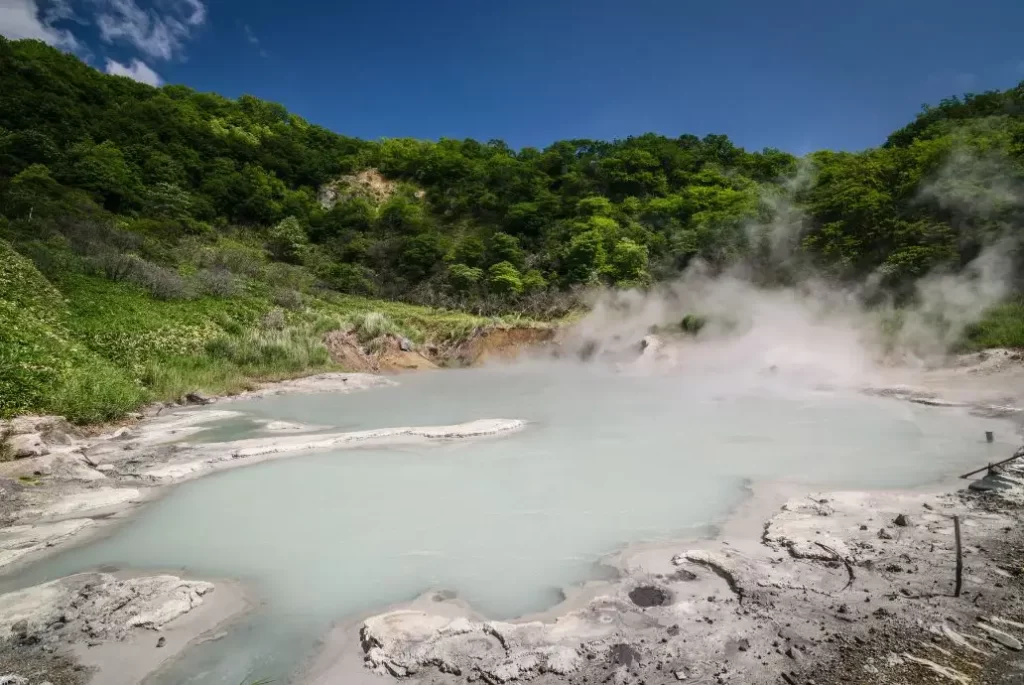 Aguas termales en el lago Oyunuma en Noboribetsu Onsen en Hokkaido