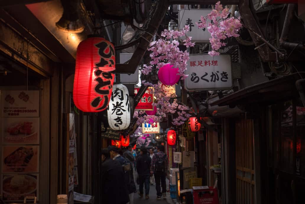 Calles de la ciudad de Tokyo por la noche