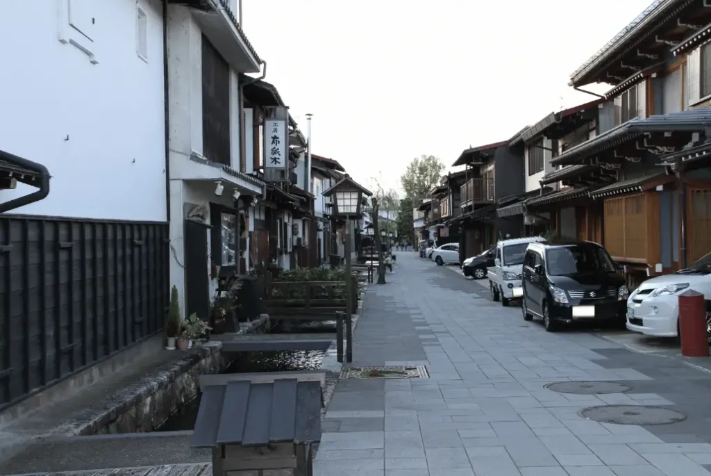 Calle residencial de Hida-Furukawa, pueblo que inspiró las localizaciones de Kimi no Na wa o Your Name