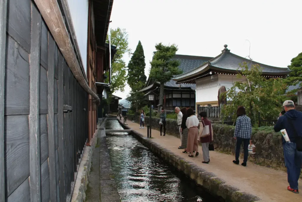 Canal con casas de madera en Hida-Furukawa, pueblo que inspiró localizaciones de Kimi no Na wa o Your Name