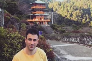 Junto al templo Nachi Taisha en el Camino de Kumano