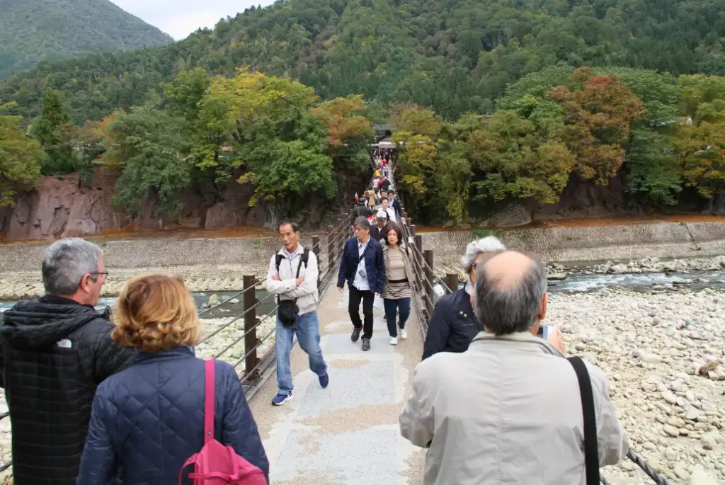 El puente que lleva hasta Shirakawago
