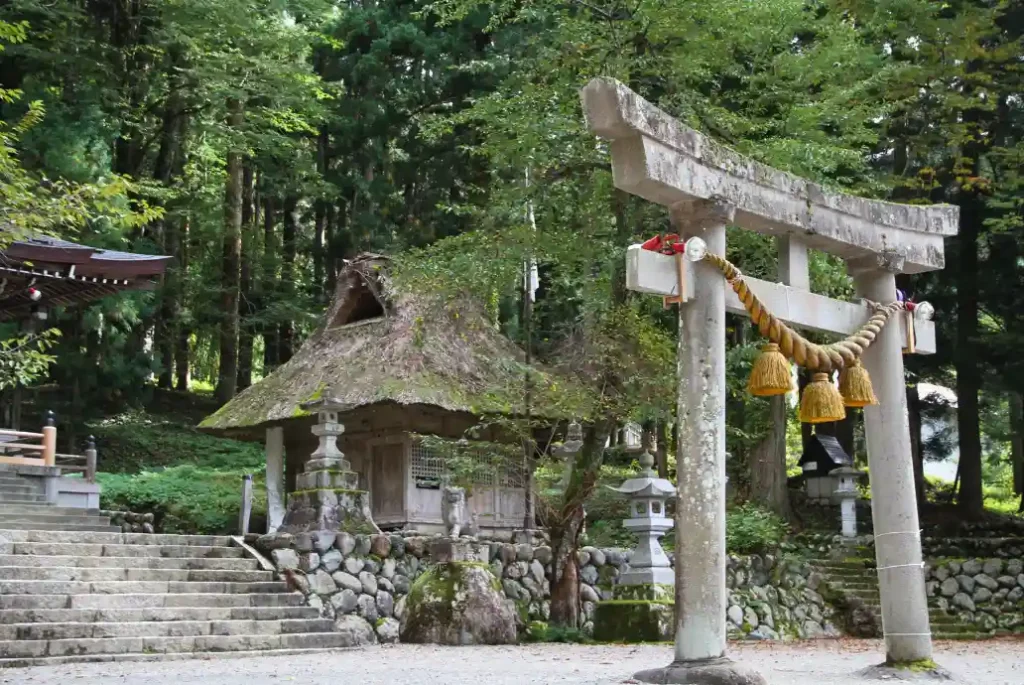 EL Santuario Hachiman Jinja en Shirakawago
