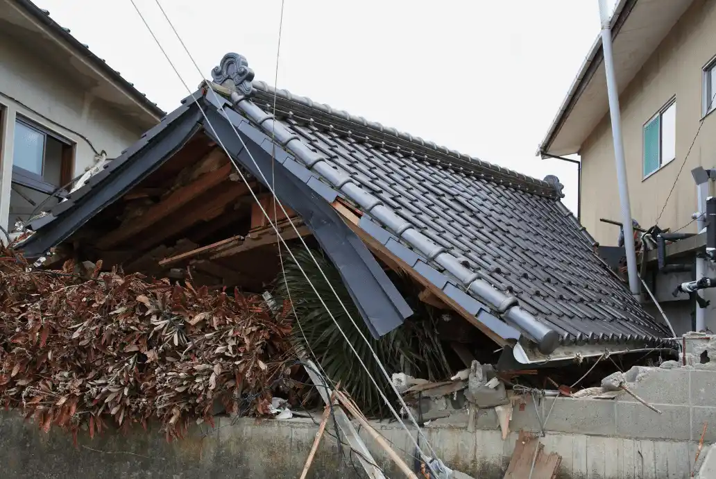 Tejado derrumbado en la zona Este de Japón tras un terremoto