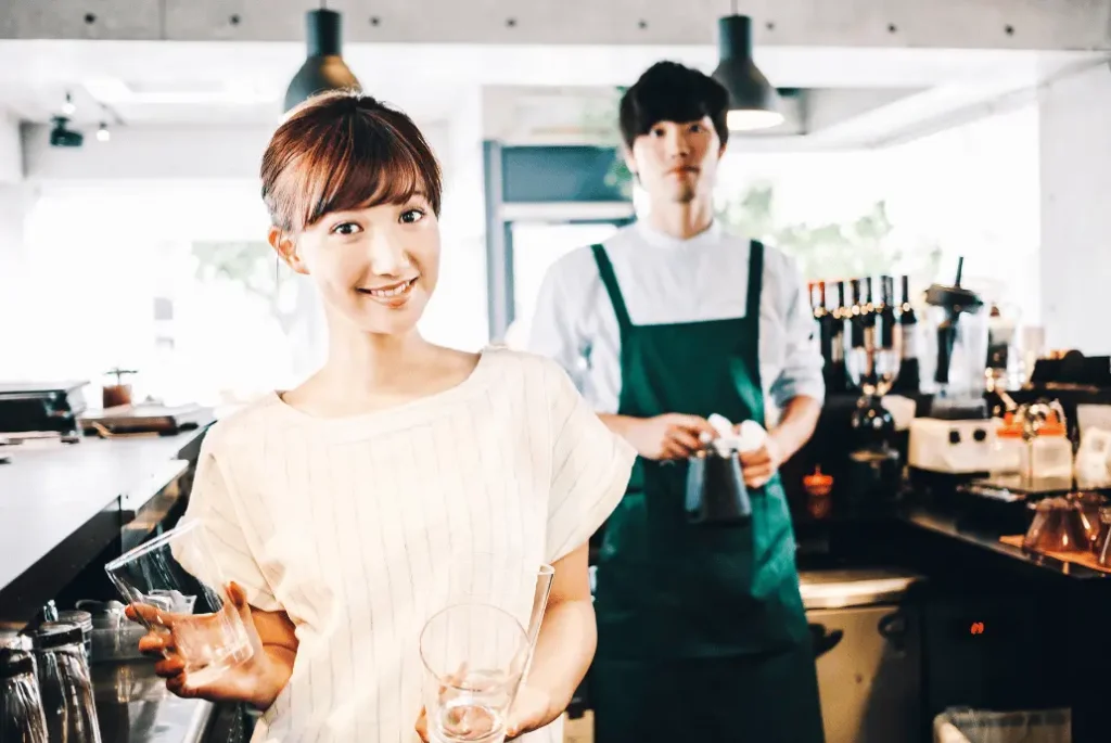 Trabajadores de Japón en una cafetería en la Ciudad de Tokyo