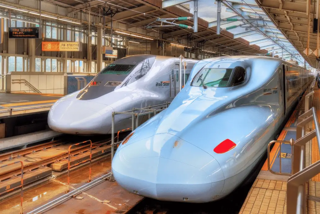 Shinkansen japonés en la estación de Shin Osaka