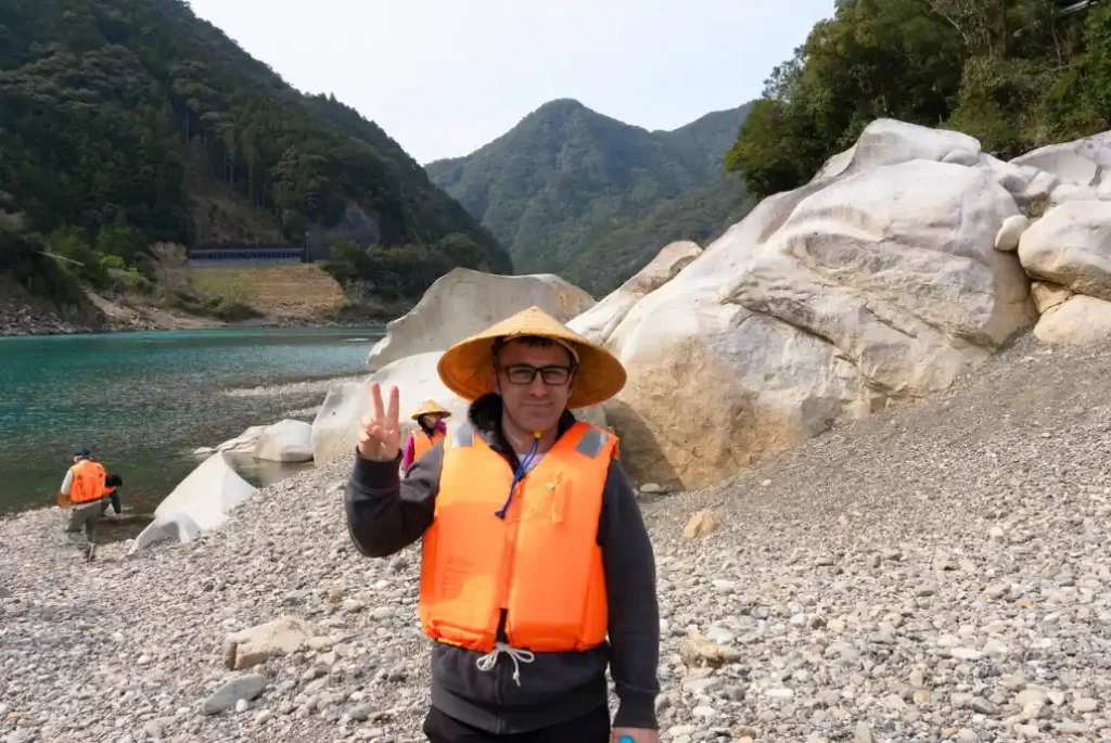 Yo posando junto a lo que consideran huesos de demonio japonés en Rio Kumano