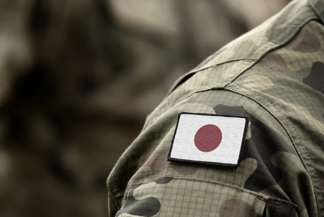 Imagen del hombro de un soldado japonés con el uniforme de las Fuerzas de Autodefensa japonesas