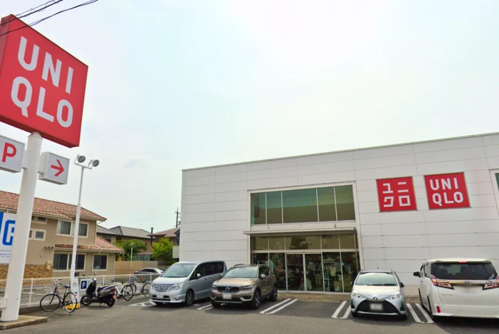 Fachada de una tienda de ropa Uniqlo en Komaki, Japón