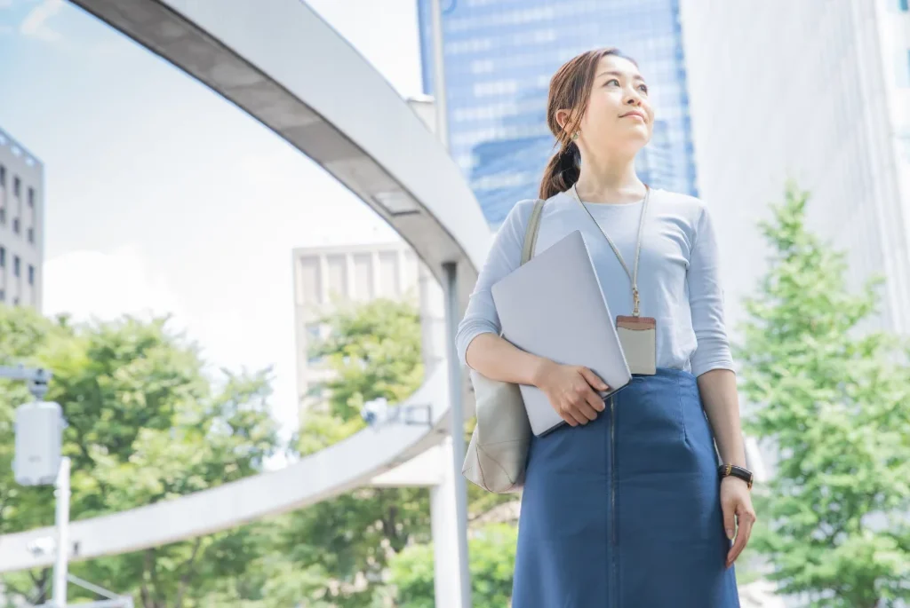 Japonesa caminando con su trabajo a cuestas