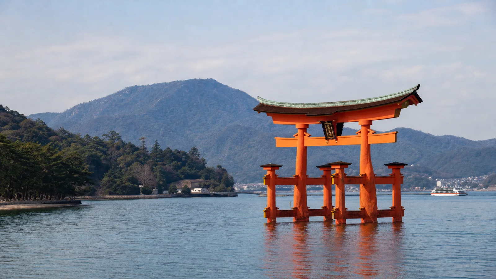 Gran torii de Itsukushima en Miyajima visto desde la costa con marea alta