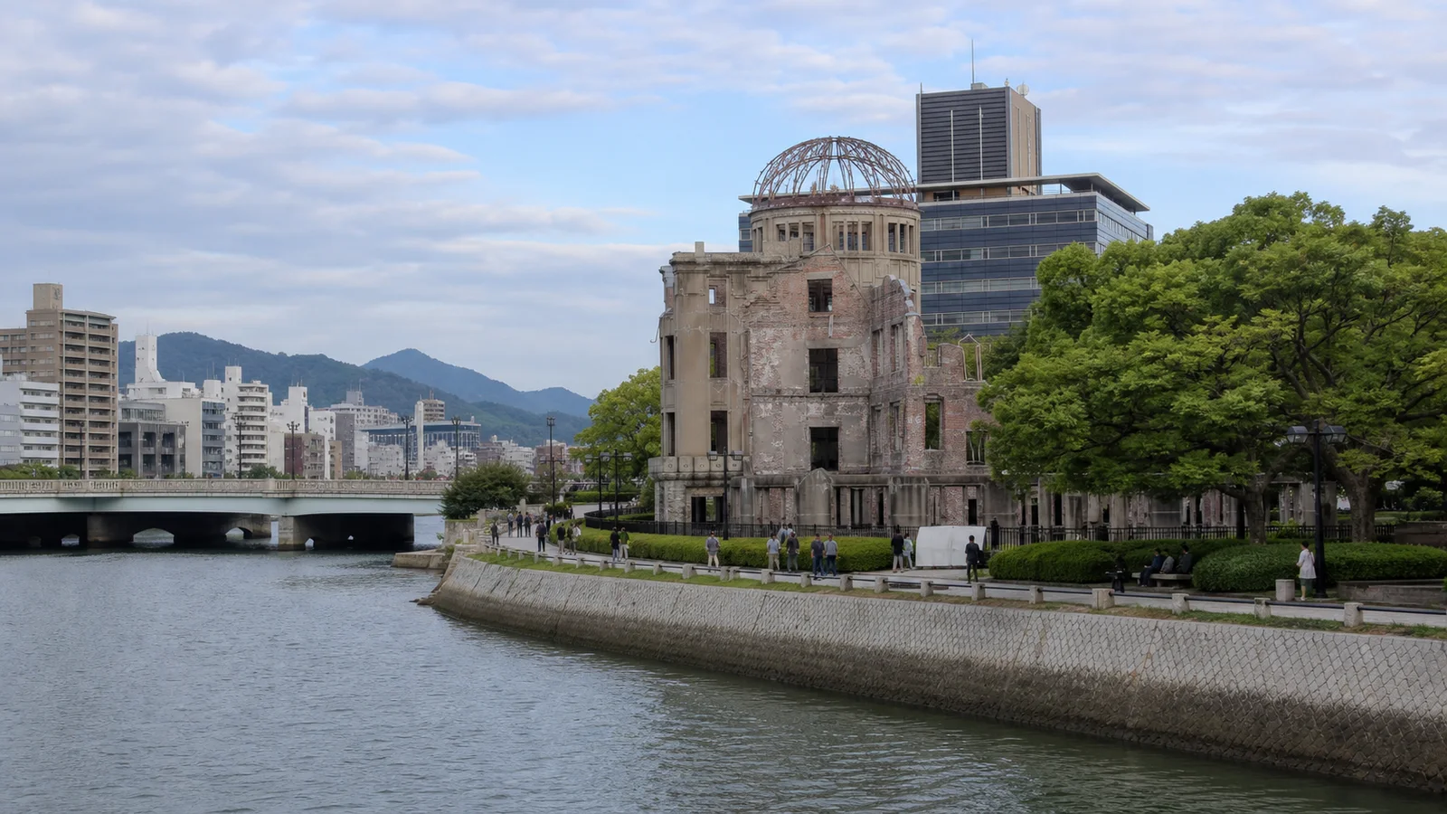 Parque Memorial de la Paz de Hiroshima junto al río en una mañana serena