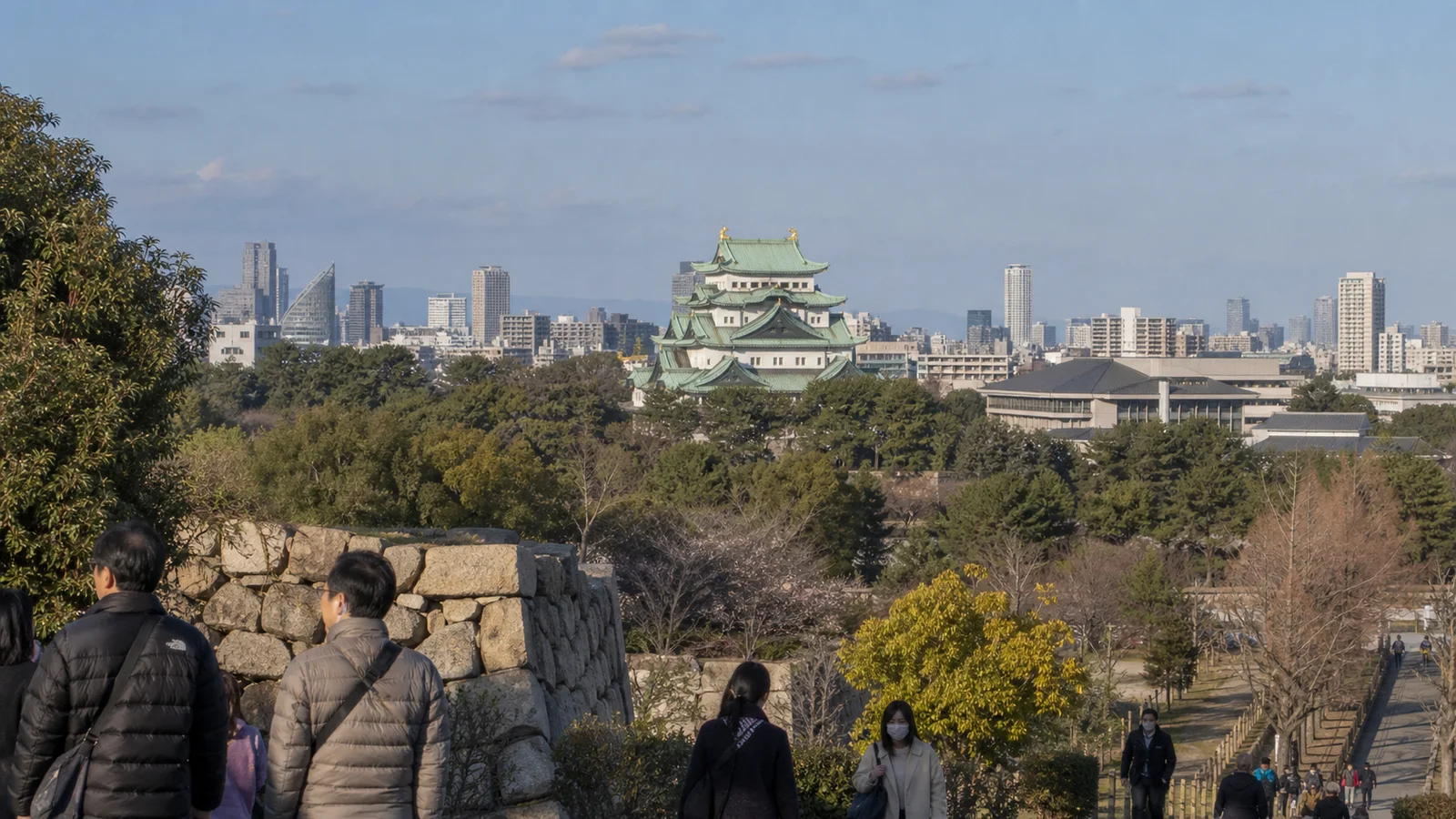 Paisaje urbano de Nagoya con el castillo y edificios contemporáneos