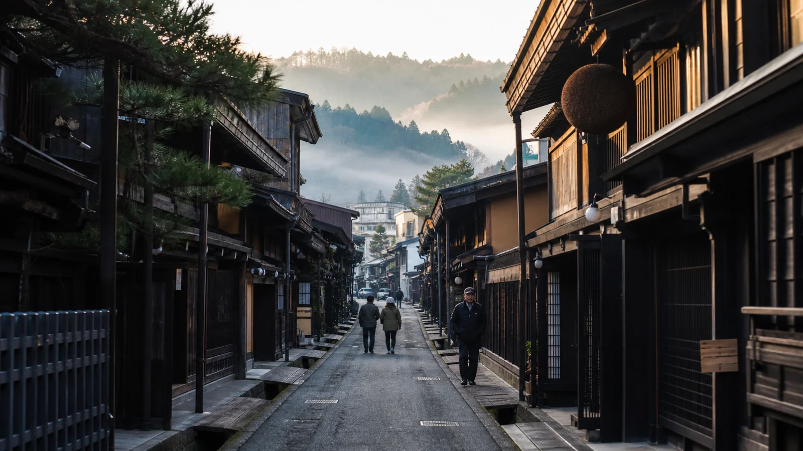 Casas tradicionales de madera en el casco histórico de Takayama al amanecer