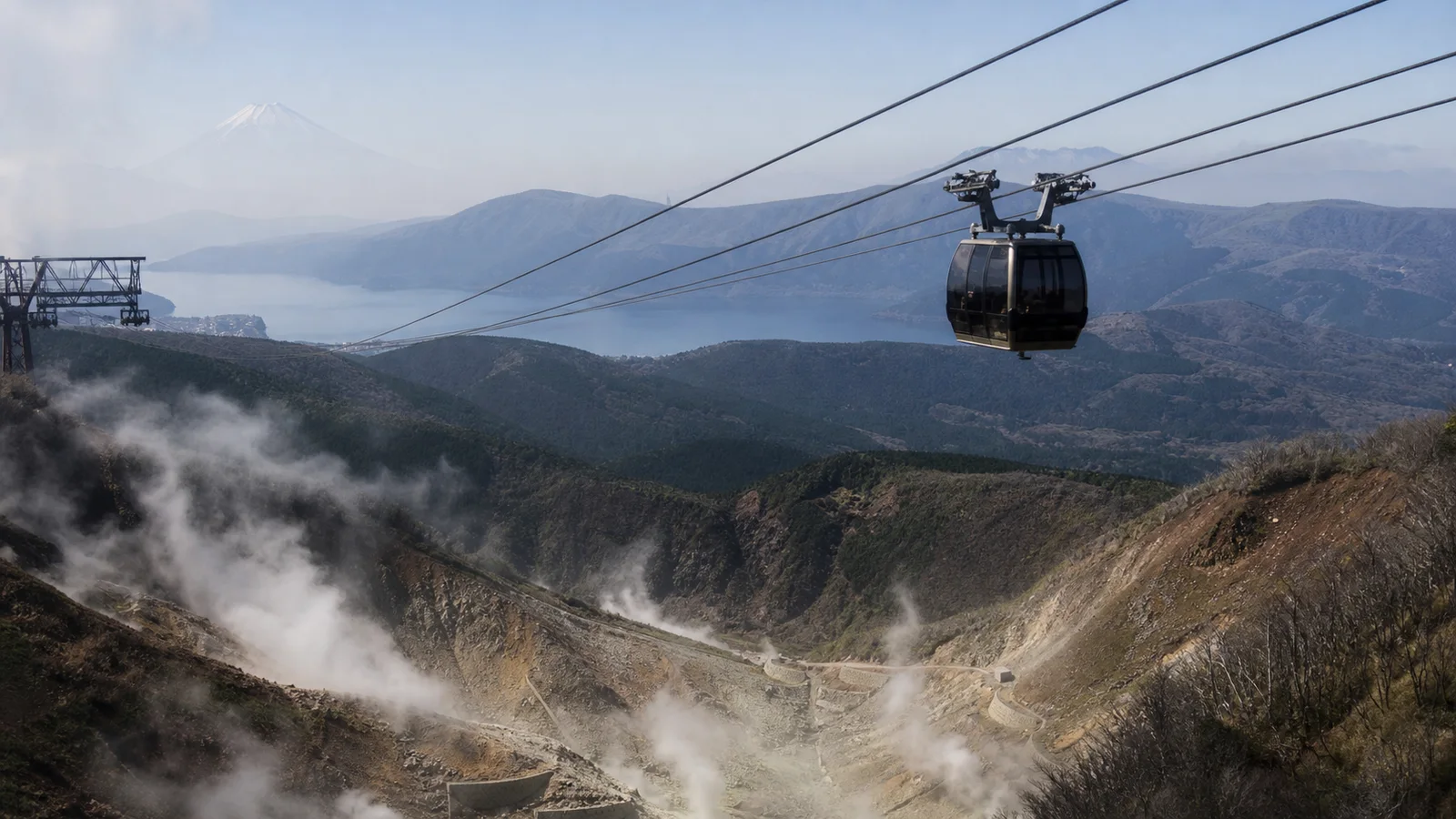 Teleférico sobre el paisaje volcánico de Hakone con el lago Ashi al fondo