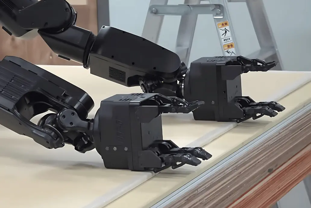 HRP-5P preparandose para coger una tabla Manos del Robot japonés HRP-5P